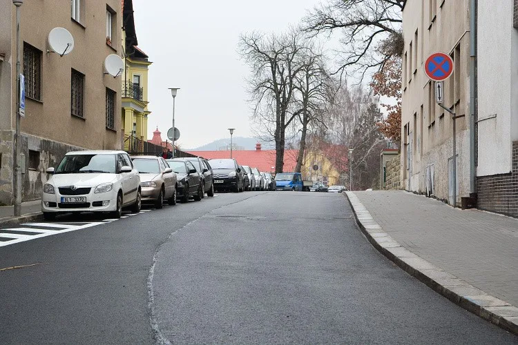 Opravená ulice v Zeyerovce