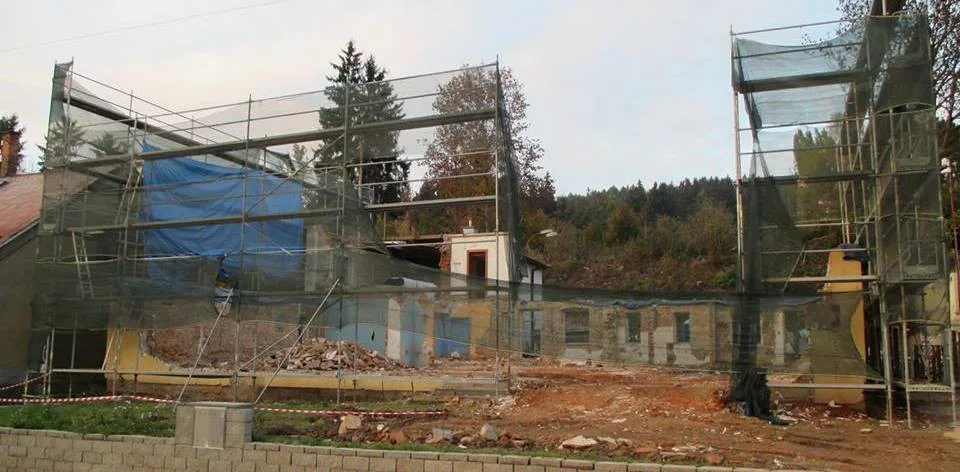 Takhle vypadal dům v říjnu, po demolici téměř celého objektu