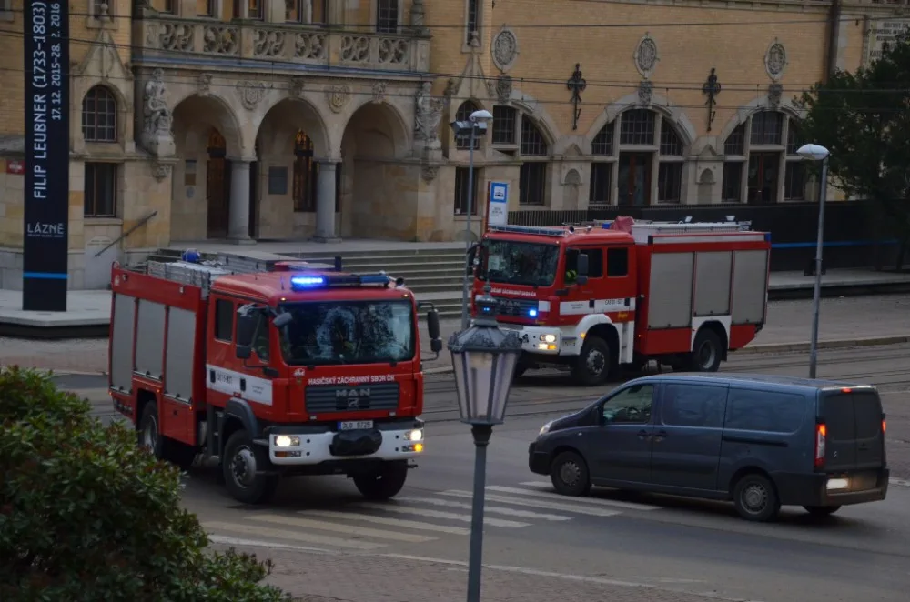Dým stoupající z muzea vyděsil Liberečany, hasiči si pro cvičení připravili autentické podmínky