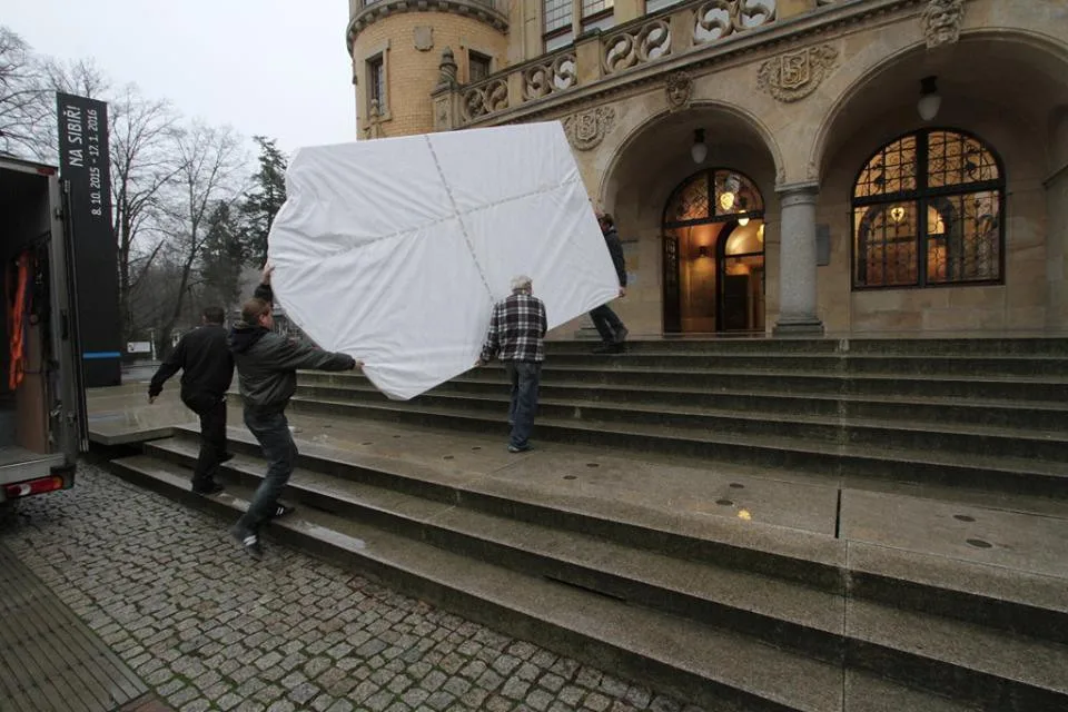 Takhle velký obraz v liberecké galerii ještě nebyl. Na výšku má skoro čtyři metry