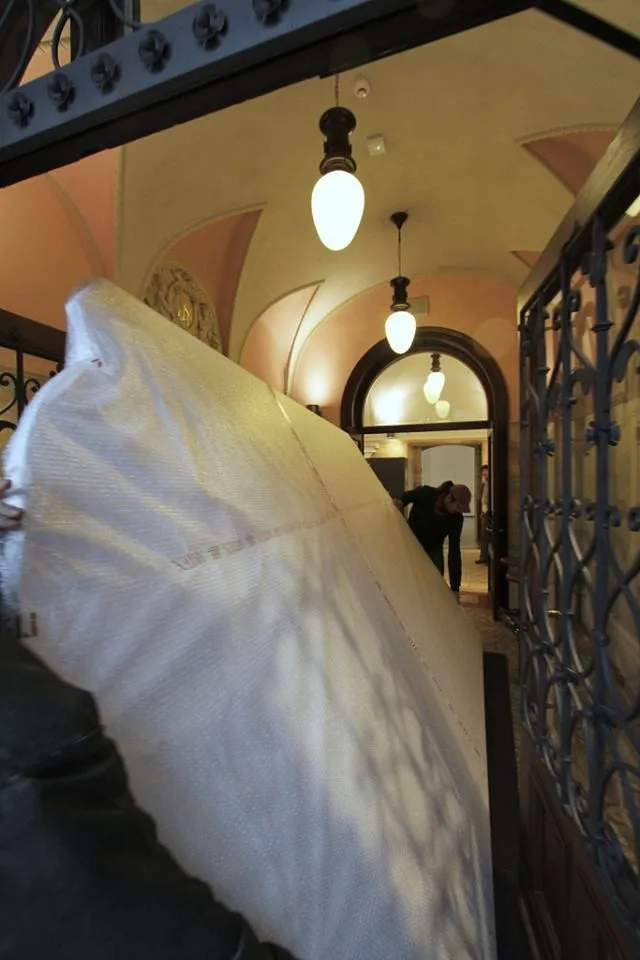 Takhle velký obraz v liberecké galerii ještě nebyl. Na výšku má skoro čtyři metry