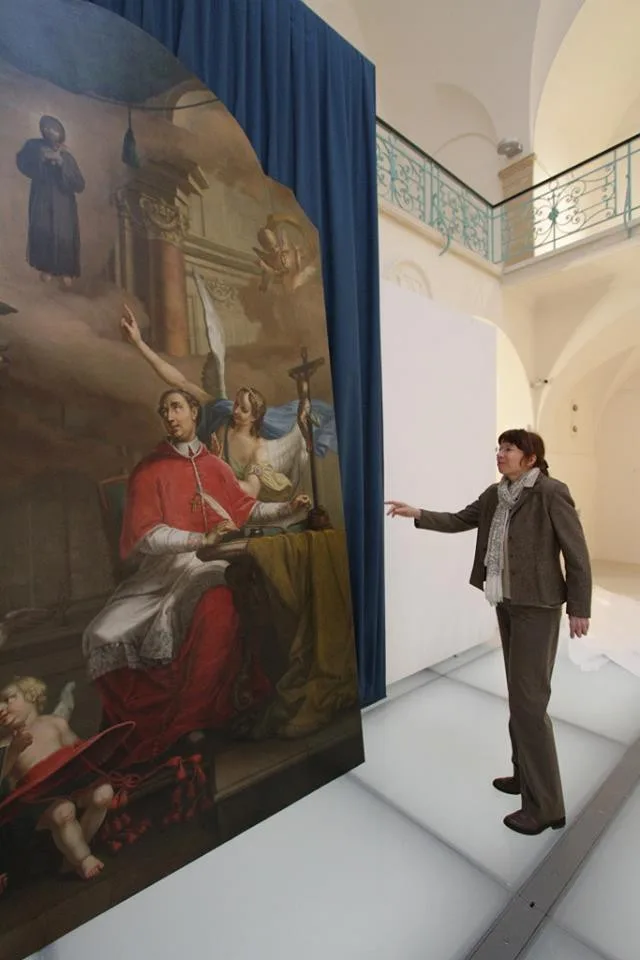 Takhle velký obraz v liberecké galerii ještě nebyl. Na výšku má skoro čtyři metry