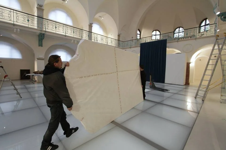Takhle velký obraz v liberecké galerii ještě nebyl. Na výšku má skoro čtyři metry