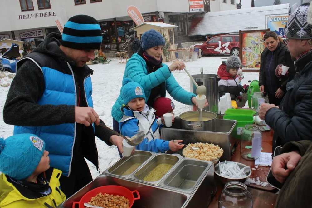 „Nakonec této možnosti využili tři provozovatelé harrachovských restaurací, kteří se nebáli poměřit um svých kuchařů s konkurencí. O tom, kdo z nich uvařil nejlepší česnečku, rozhodovali zájemci z řad veřejnosti,“ řekla referentka cestovního ruchu a propa