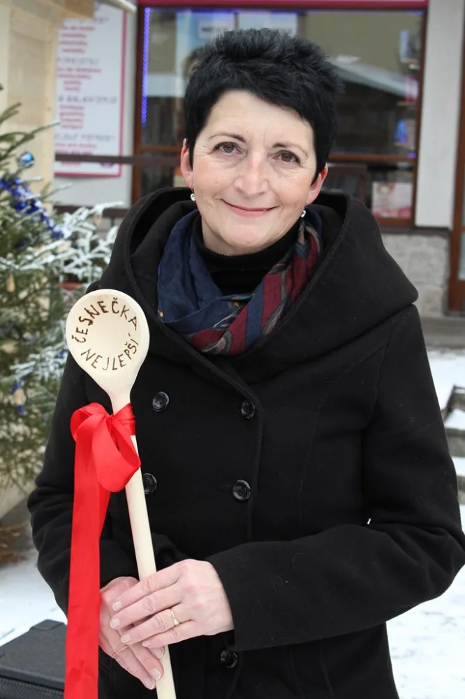 „Nakonec této možnosti využili tři provozovatelé harrachovských restaurací, kteří se nebáli poměřit um svých kuchařů s konkurencí. O tom, kdo z nich uvařil nejlepší česnečku, rozhodovali zájemci z řad veřejnosti,“ řekla referentka cestovního ruchu a propa