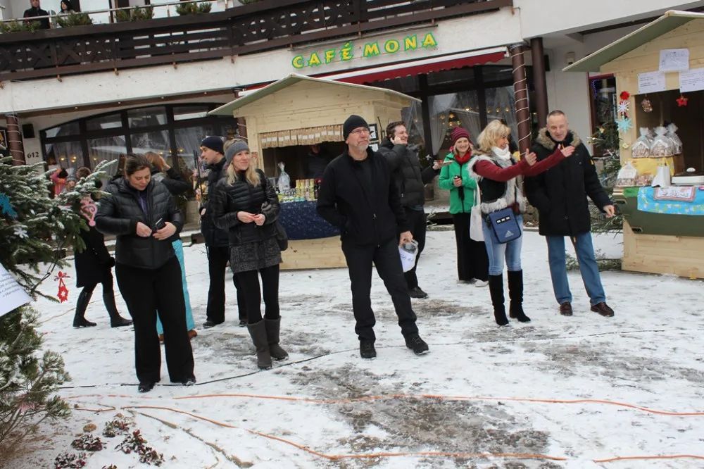 „Nakonec této možnosti využili tři provozovatelé harrachovských restaurací, kteří se nebáli poměřit um svých kuchařů s konkurencí. O tom, kdo z nich uvařil nejlepší česnečku, rozhodovali zájemci z řad veřejnosti,“ řekla referentka cestovního ruchu a propa