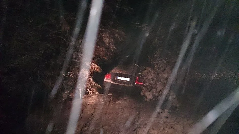 Auto v příkopě na Ještědu