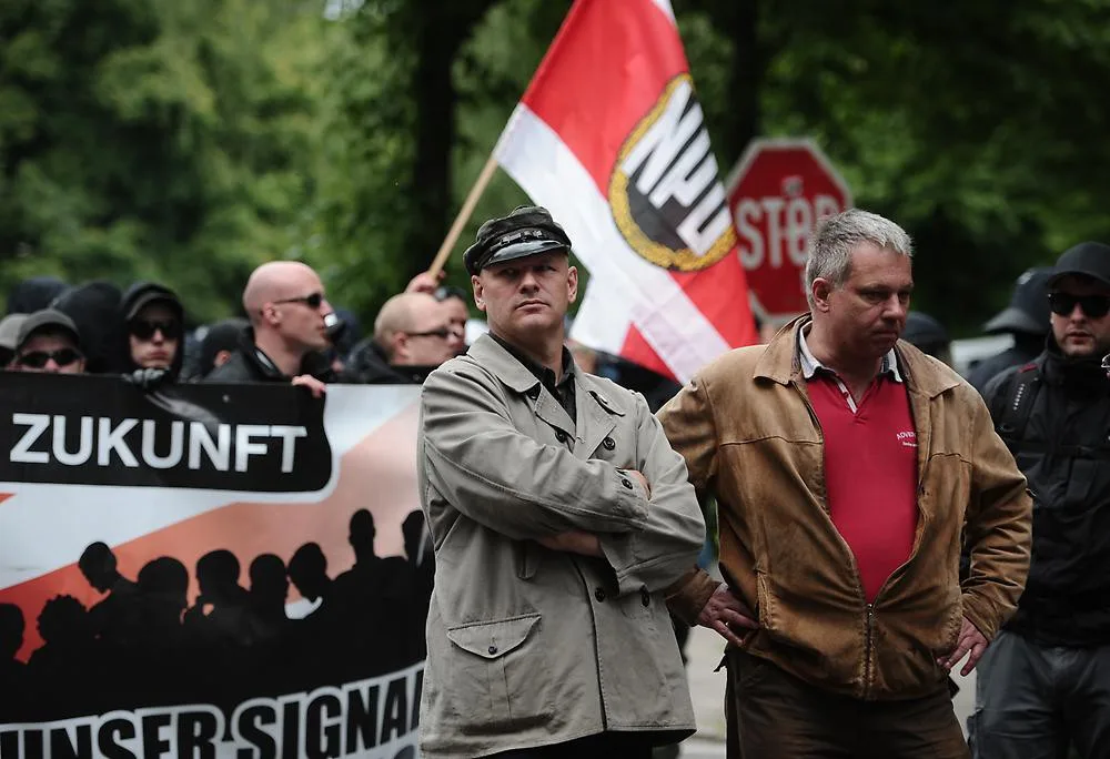 Christian Worch (vpravo) na demonstraci dnes už bývalé strany NPD. Z ní vzešla strana Die Rechte, jíž je Worch předsedou