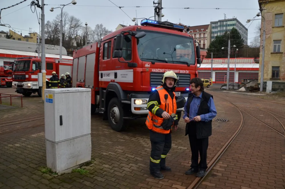 Vozovnu dopravního podniku zachvátil požár, naštěstí ale jen cvičně