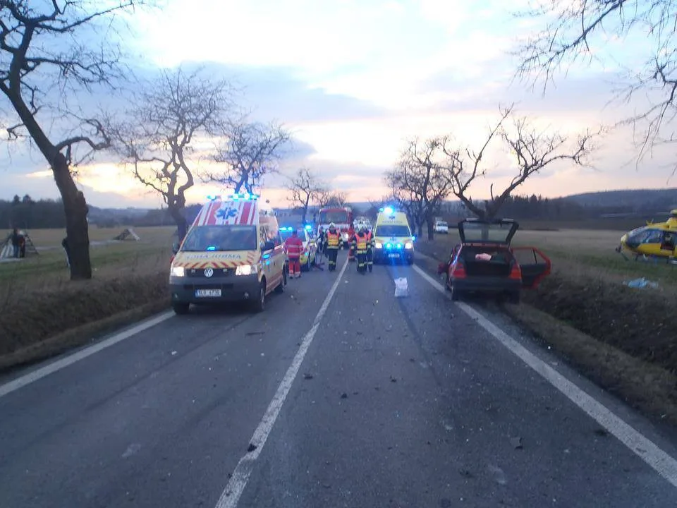 Silnici na Nové Město pod Smrkem uzavřela vážná nehoda tří aut