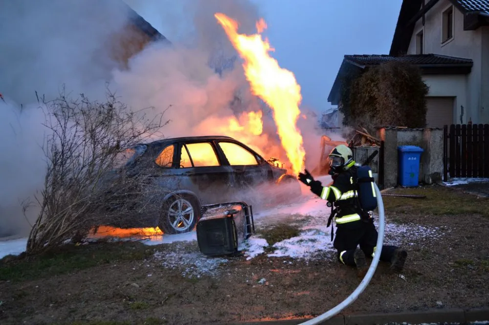 Požár auta ve Strakonické ulici