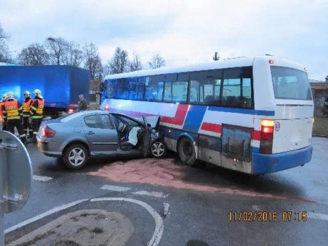 Řidič autobus přehlédl přijíždějící auto a vjel mu do cesty, dva zranění