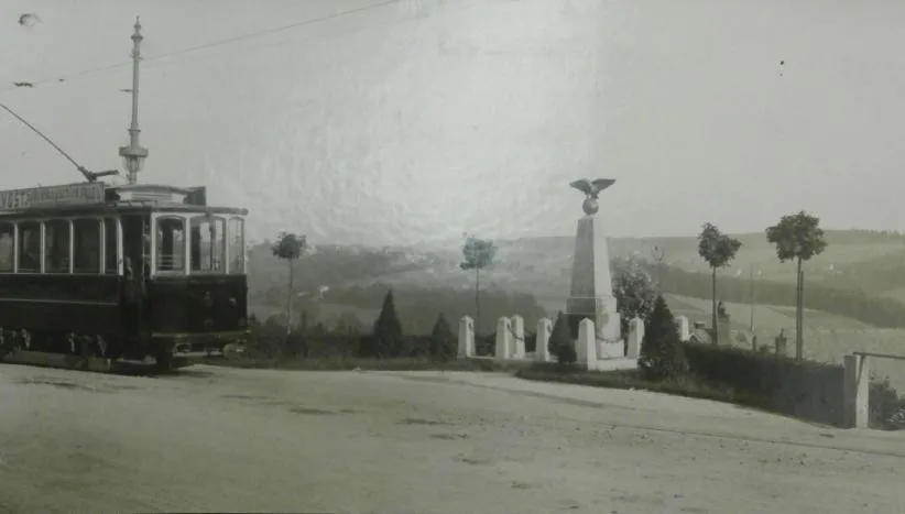 památník1866_s_tramvají