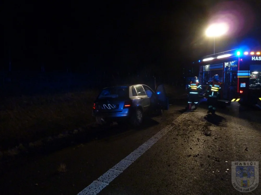 U Hrádku nad Nisou se v neděli večer střetla dvě auta a motocykl