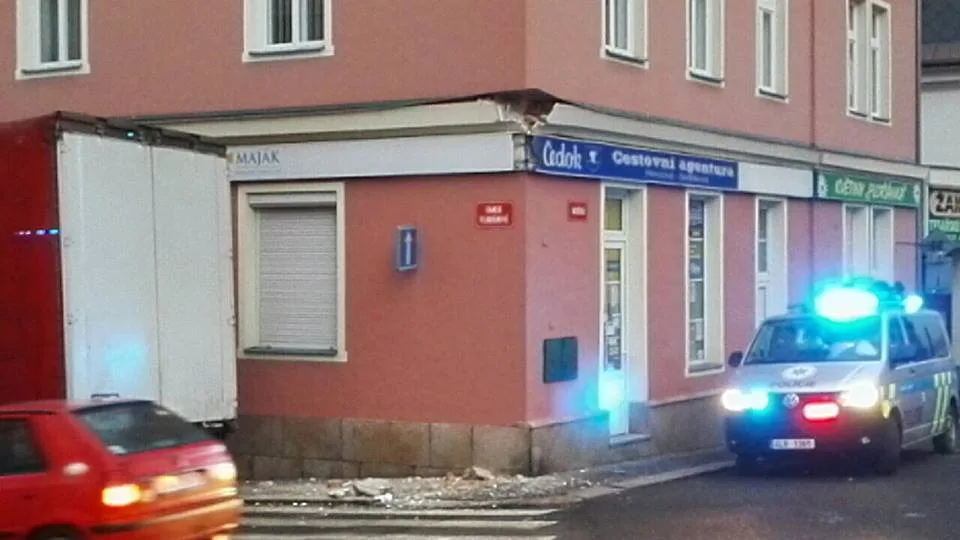 Řidič ukrajinského kamionu zavadil návěsem o dům v centru Jablonce