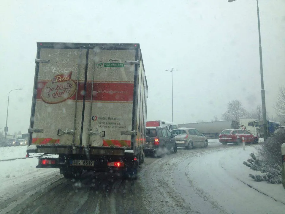 Nájezd na průtah městem u tunelu po poledni.