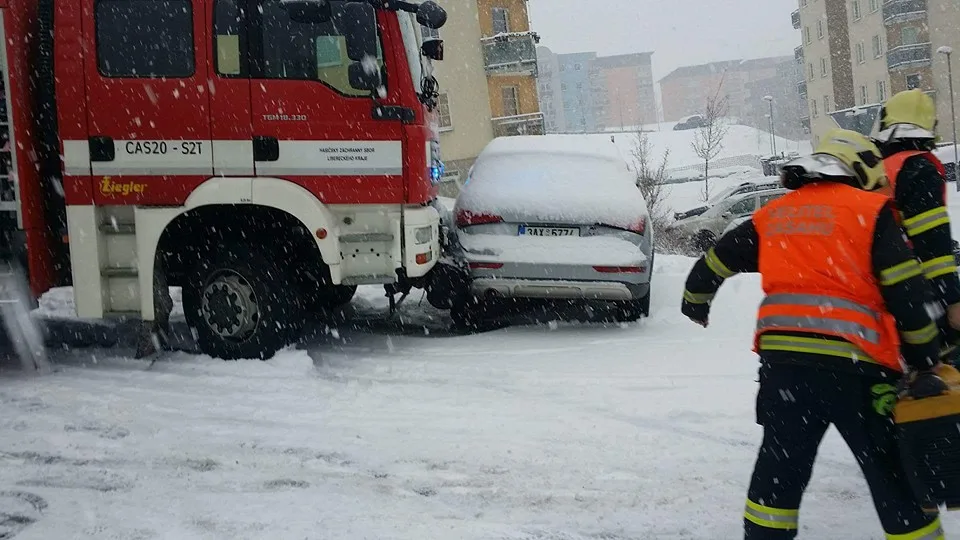 Silnice v Zeleném Údolí se proměnila v kluziště, havarovala tam záchranka i hasiči