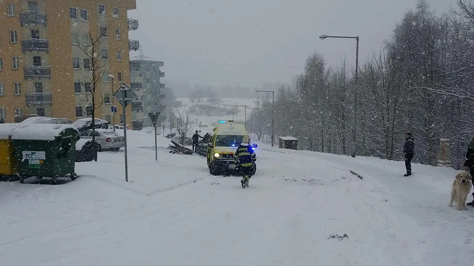 Silnice v Zeleném Údolí se proměnila v kluziště, havarovala tam záchranka i hasiči