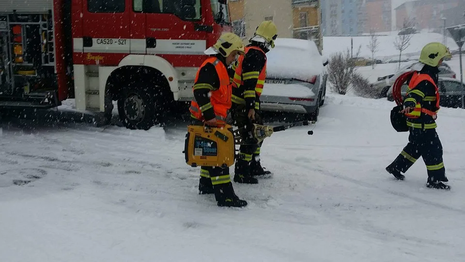 Silnice v Zeleném Údolí se proměnila v kluziště, havarovala tam záchranka i hasiči