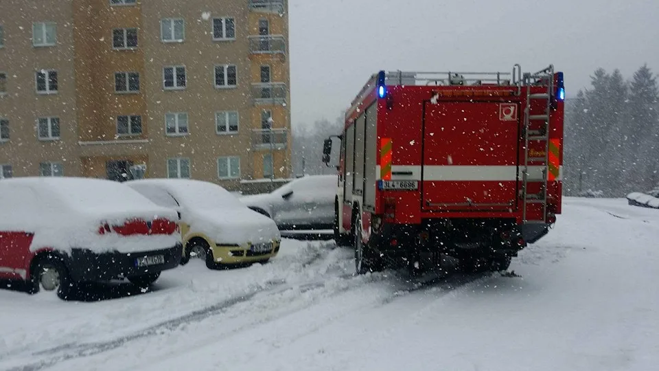 Silnice v Zeleném Údolí se proměnila v kluziště, havarovala tam záchranka i hasiči