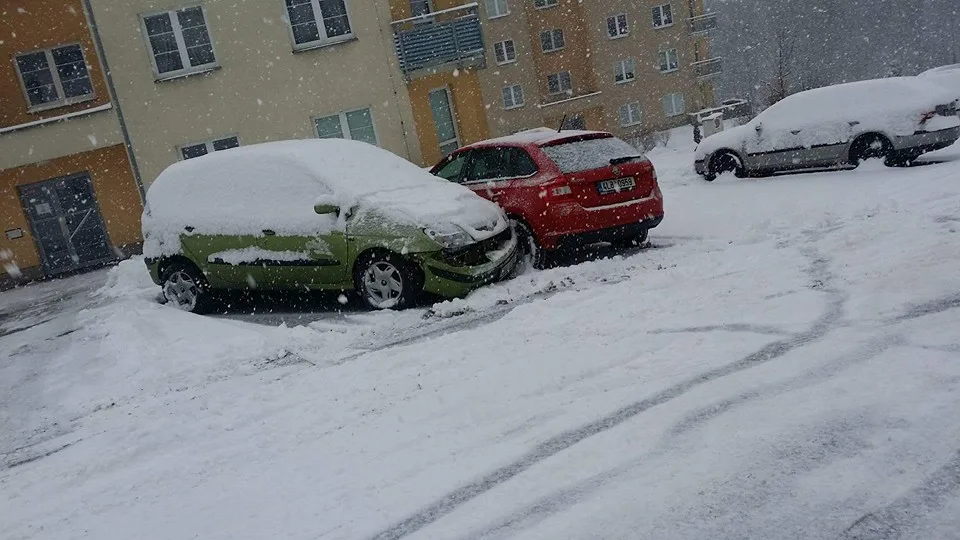 Silnice v Zeleném Údolí se proměnila v kluziště, havarovala tam záchranka i hasiči