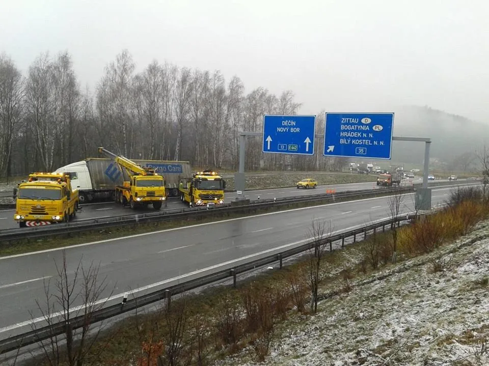 Za Bílým Kostelem zapadl kamion. Kvůli jeho vyprošťování se na frekventované silnici zastavila doprava
