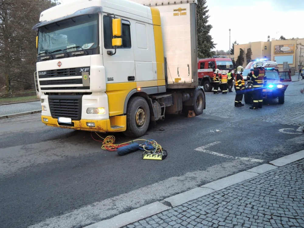 Cyklistu zaklíněného pod kamionem museli vyprostit pomocí speciálních vaků hasičů