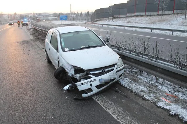 Bezohledný řidič naboural na výpadovce z Turnova do projíždějícího auta. Od nehody ujel