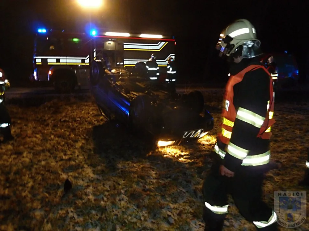 Řidička otočila Felicii na střechu, zranila tři spolucectující