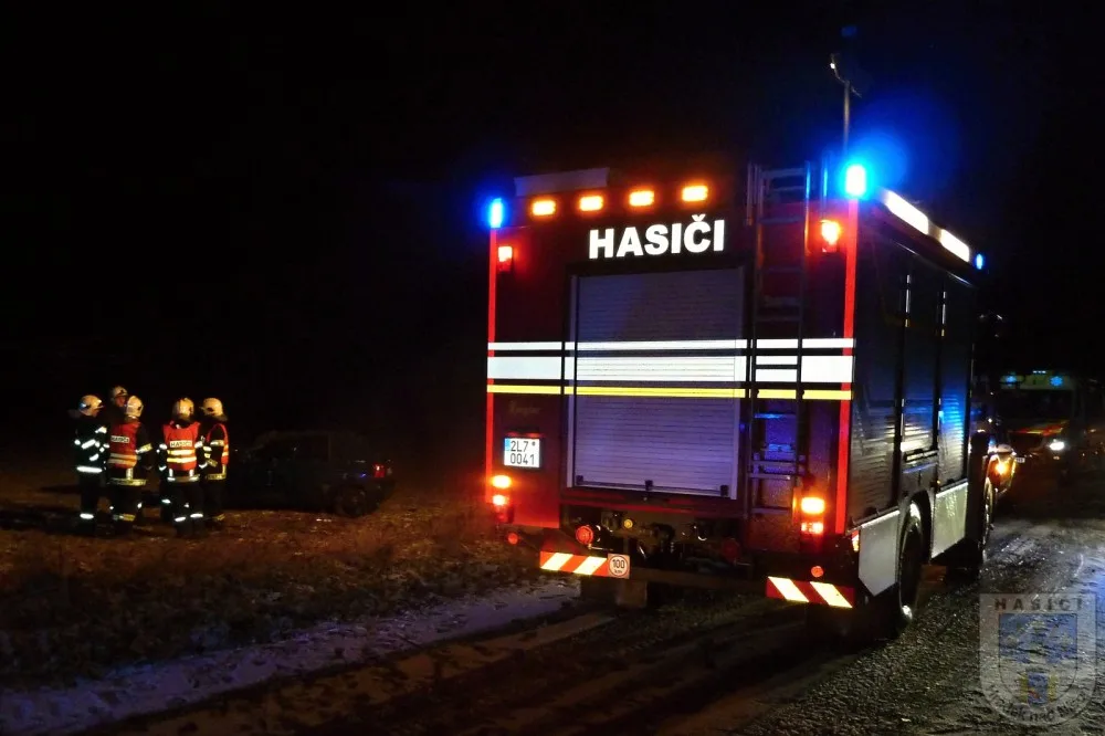 Řidička otočila Felicii na střechu, zranila tři spolucectující