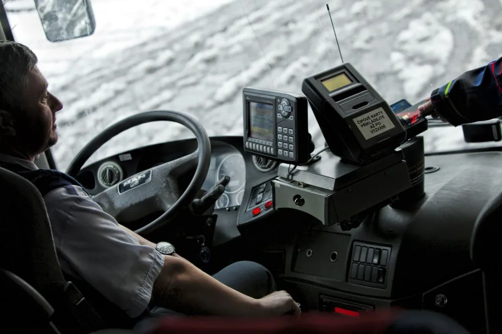 Na deseti autobusových linkách můžou cestující platit bezkntaktními kartami