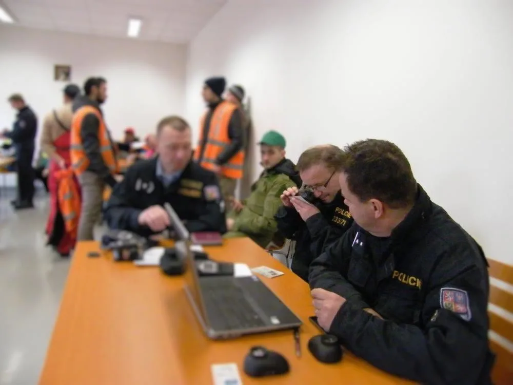 Zákon o pobytu porušilo přes 50 cizinců z jedné firmy