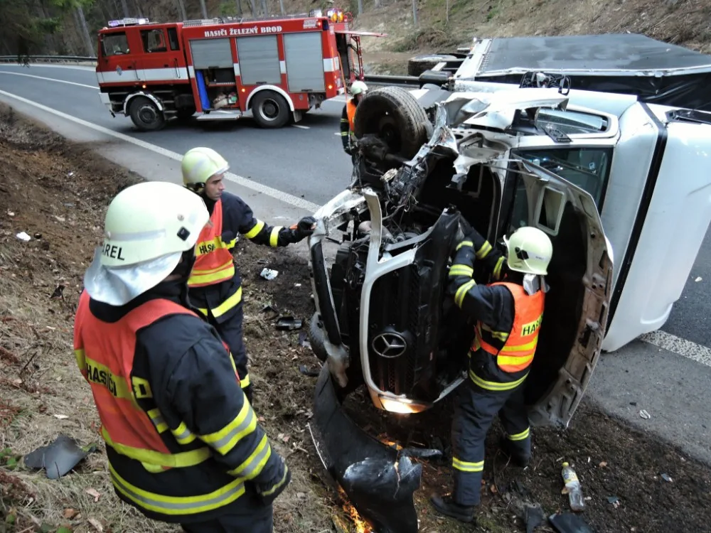 Převrácený nákladní automobil zablokoval silnici u obce Těpeře