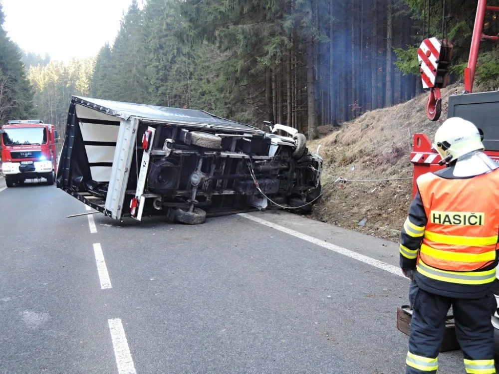 Převrácený nákladní automobil zablokoval silnici u obce Těpeře