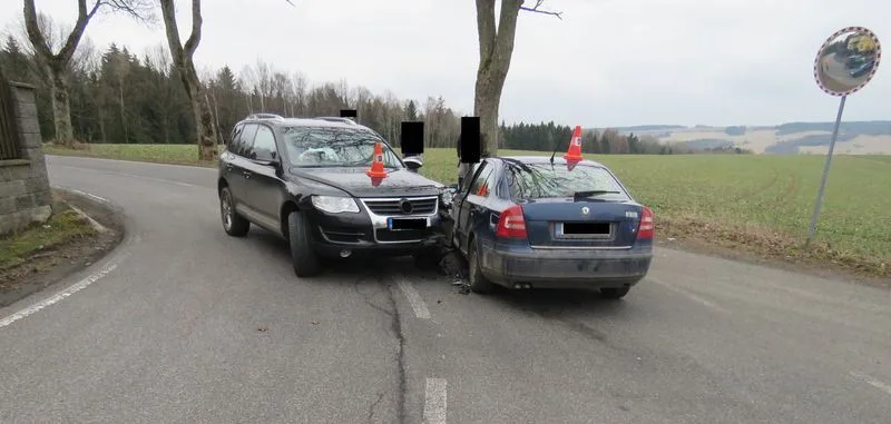 Řidič SUV se střetl s Octavií. Při nehodě se zranila dvojice osob