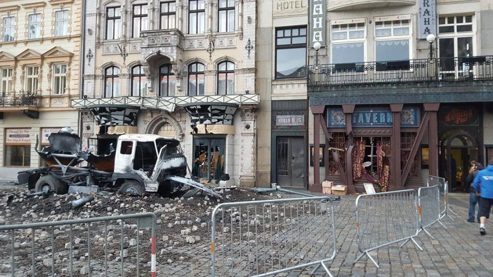 Vybuchlá cisterna u liberecké radnice