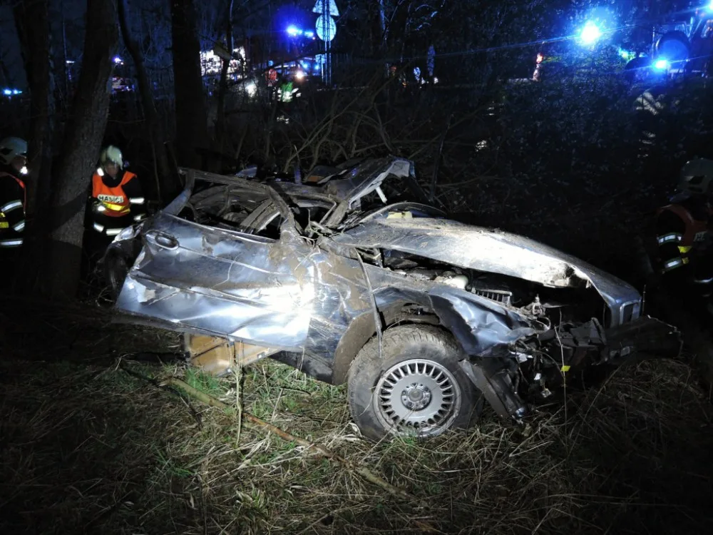 Vážná nehoda na hlavním tahu na Turnov. Z BMW zůstal jen vrak