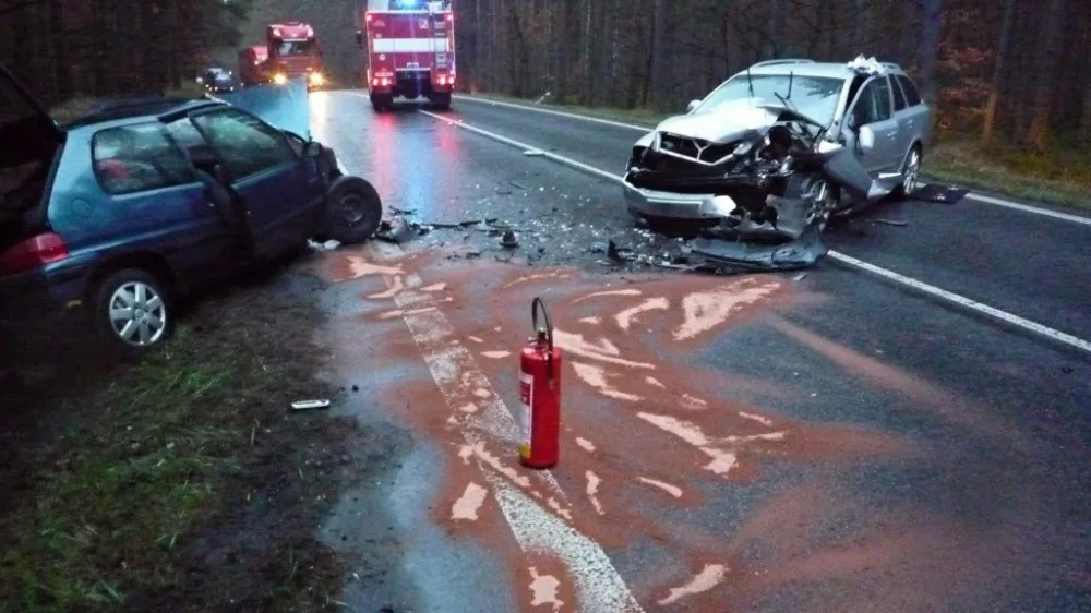 Řidič Octavie předjížděl na nepřehledném úseku, těžce zranil dva lidi v protijedoucím autě