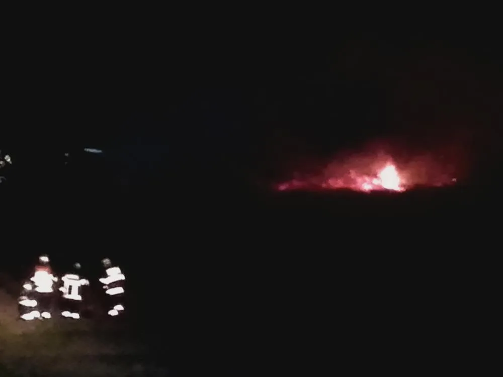 Hasiče zaměstnal další požár trávy. V noci na pátek hořelo u polských hranic
