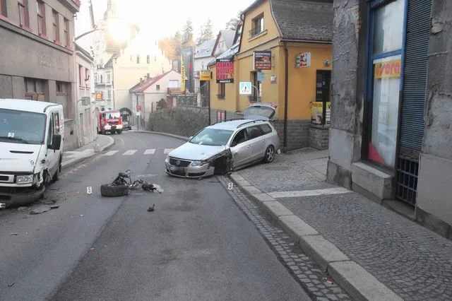 Nepozorný řidič zastavil své auto až o dům. Při tvrdém nárazu utrhl kolo