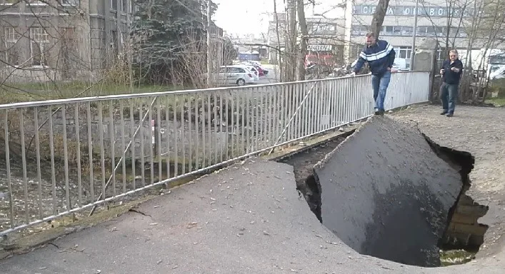 Ve Vratislavicích nad Nisou se propadl most do řeky Nisy