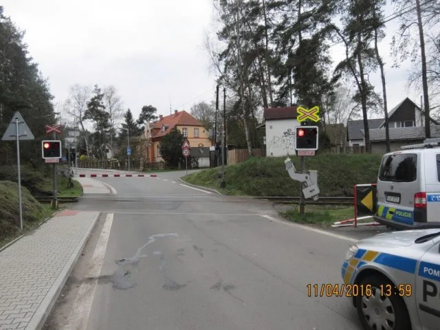 Řidič čistícího vozu jen o fous unikl střetu s vlakem. Nezazmatkoval a prorazil závoru