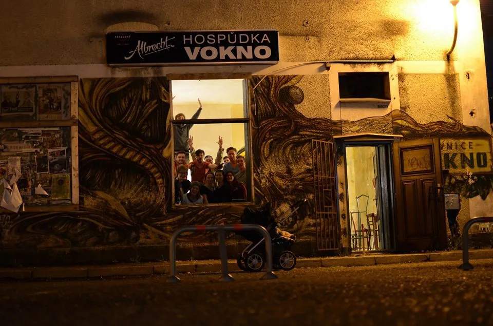Oblíbená pivnice Vokno se za dva týdny otevře. Pod "svá křída" si ji vzali architekti ze studia Mjölk