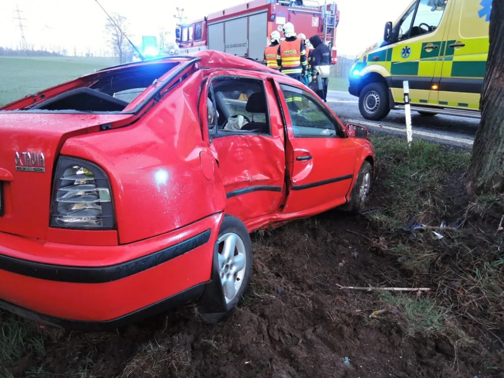 Octavii na mokré silnici neukočíroval, auto zastavil až o strom u silnice
