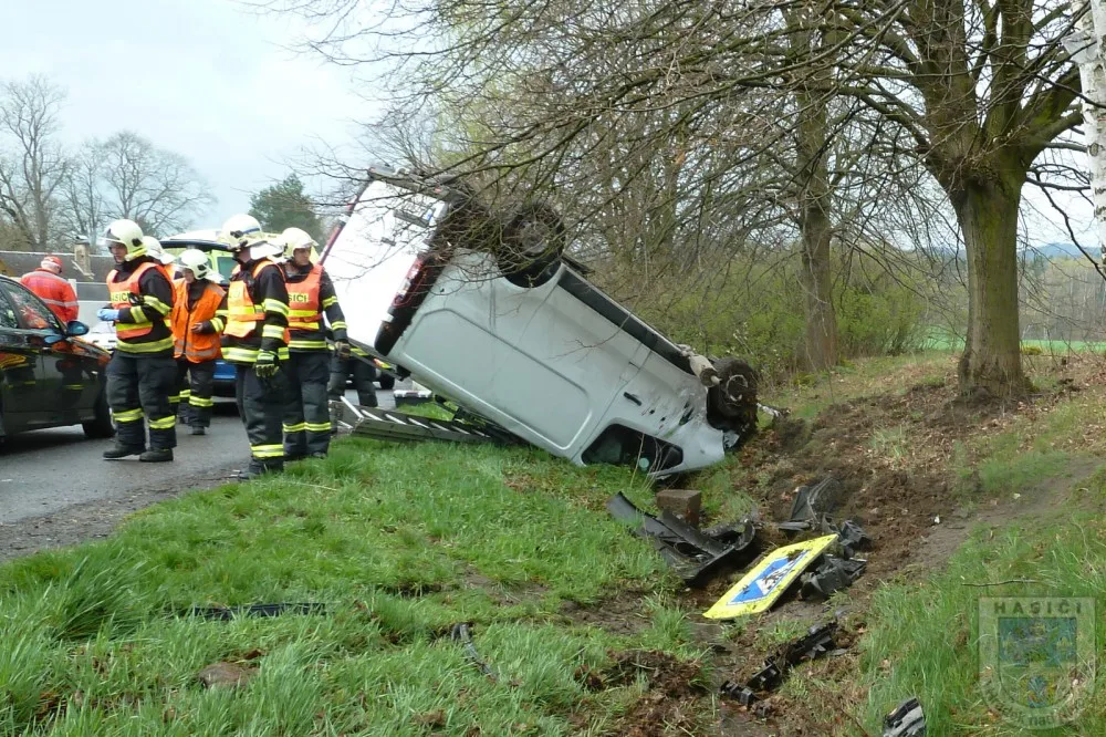 Řidič otočil u Jítravy svou dodávku na střechu, nic vážného se mu nestalo