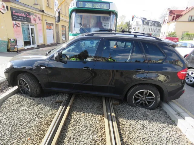 Řidička vjela svým BMW přímo před tramvaj. Škoda je 650 tisíc korun