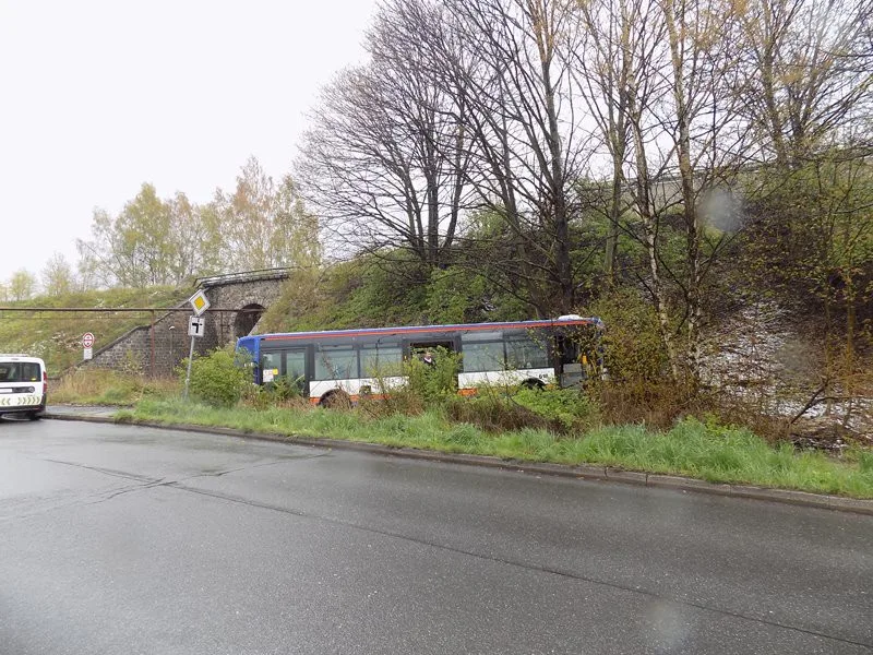 Autobus projel křižovatkou na Františkově a zastavil se až v příkopu