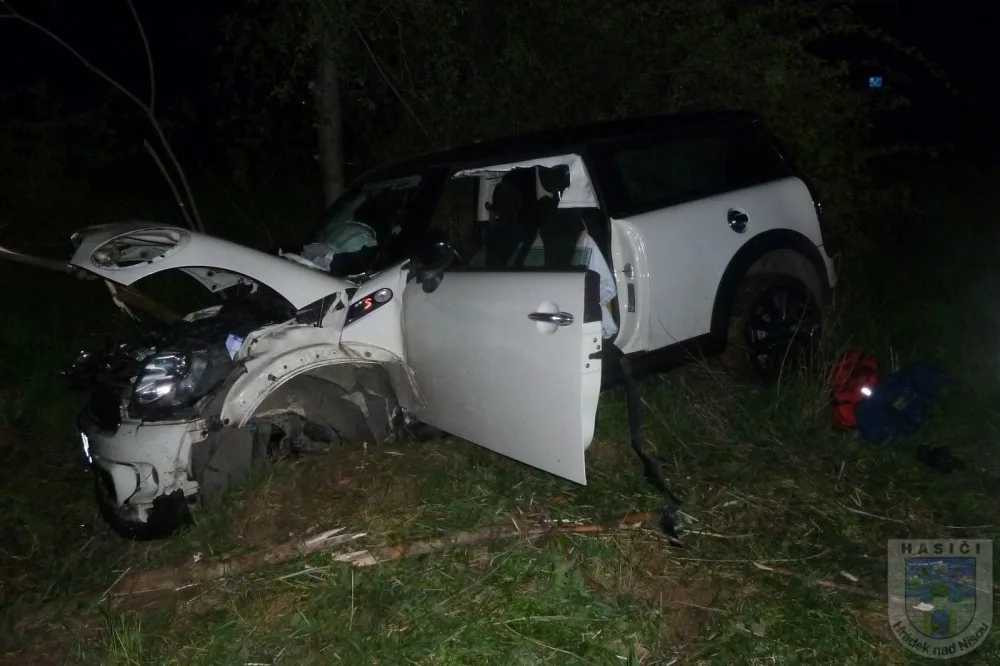 Na obchvatu Hrádku nad Nisou havarovalo Mini, řidič skončil v nemocnici