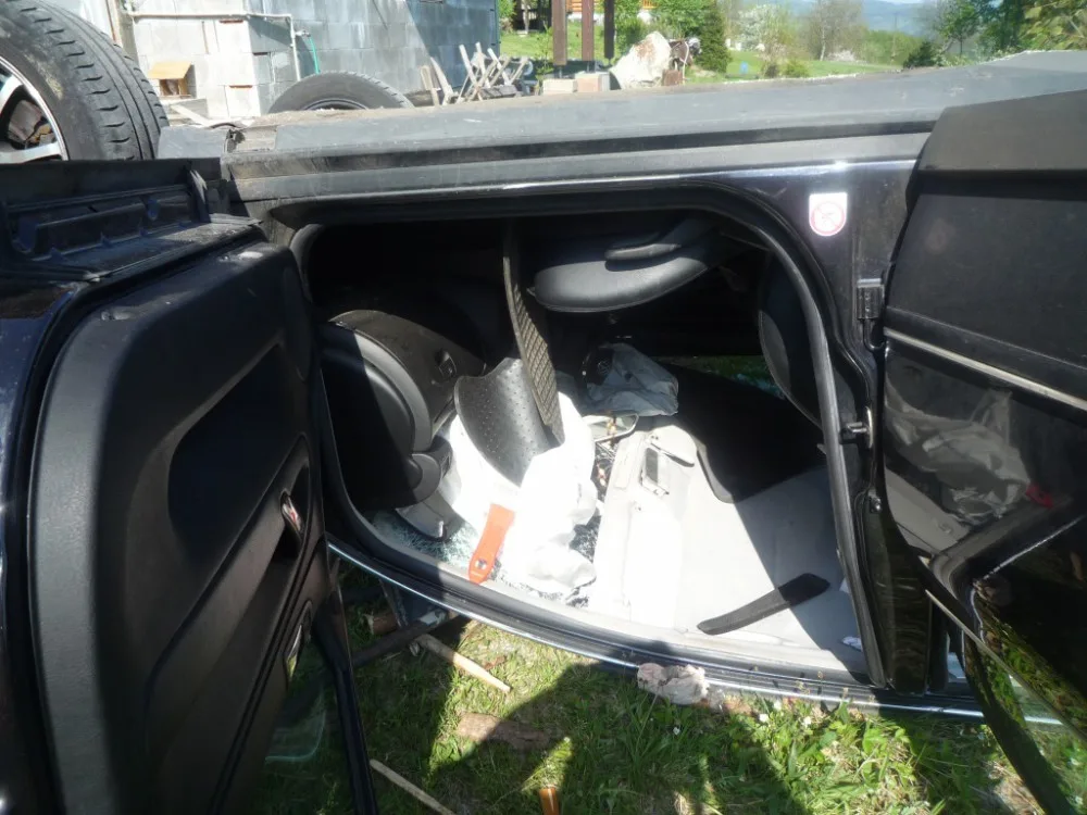 Řidička prorazila přístřešek a zřítila se z několikametrové výšky. Do nemocnice ji transporotval vrtulník