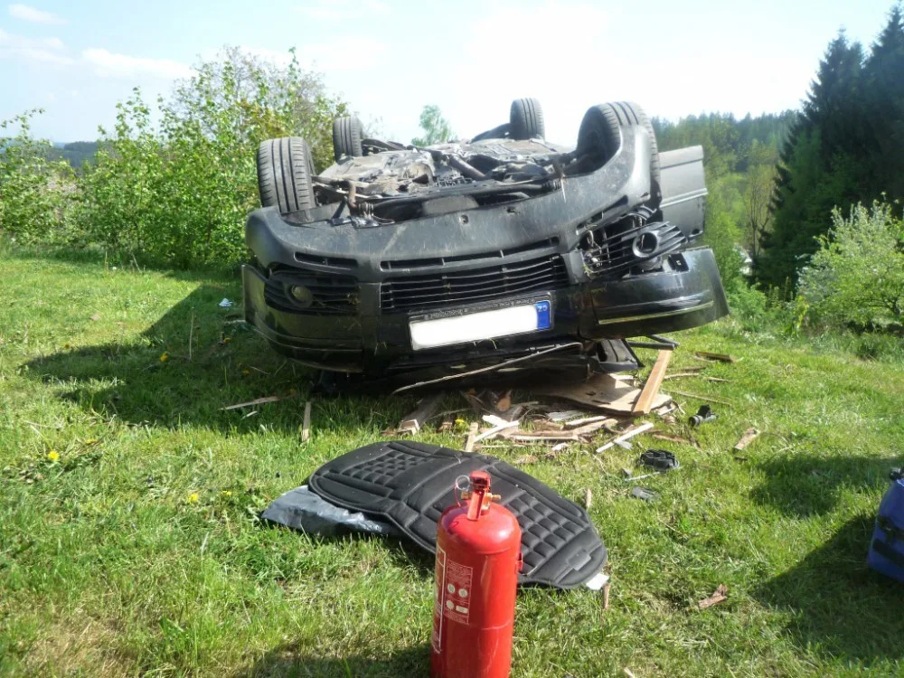 Řidička prorazila přístřešek a zřítila se z několikametrové výšky. Do nemocnice ji transporotval vrtulník